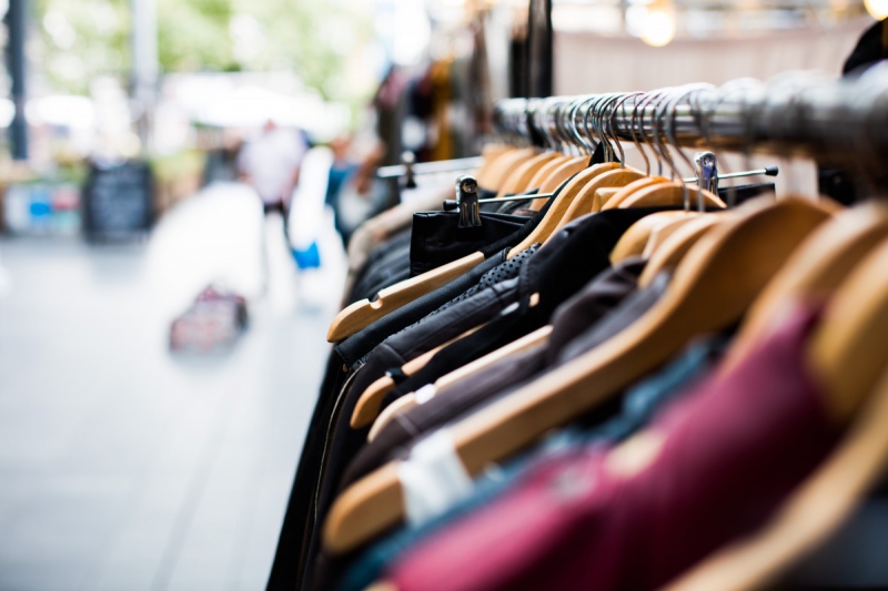 boutique-BEZAUDUN LES ALPES-min_blur_close_up_focus_hanger_jacket_market_people_rack-1176303