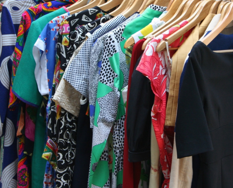 boutique-BEZAUDUN LES ALPES-min_dresses_apparel_clothing_clothes_clothes_hangers_wooden_hangers_retail_shop_closet-1149845